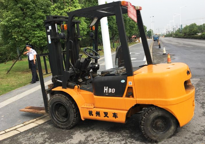 叉车配合城市建设