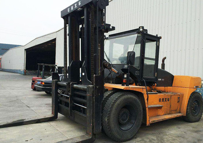 叉车配合厂房搬运