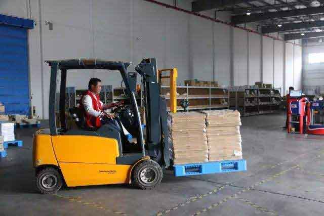 如何正确使用和保养叉车电池